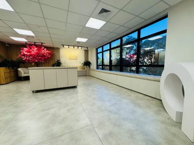 Lounge com janelas panorâmicas, banco estofado ao longo da parede e balcão central